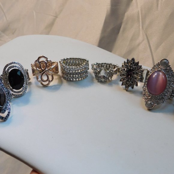 Bling Stretch Rings Assorted Lot of 8 Rings - Picture 1 of 9